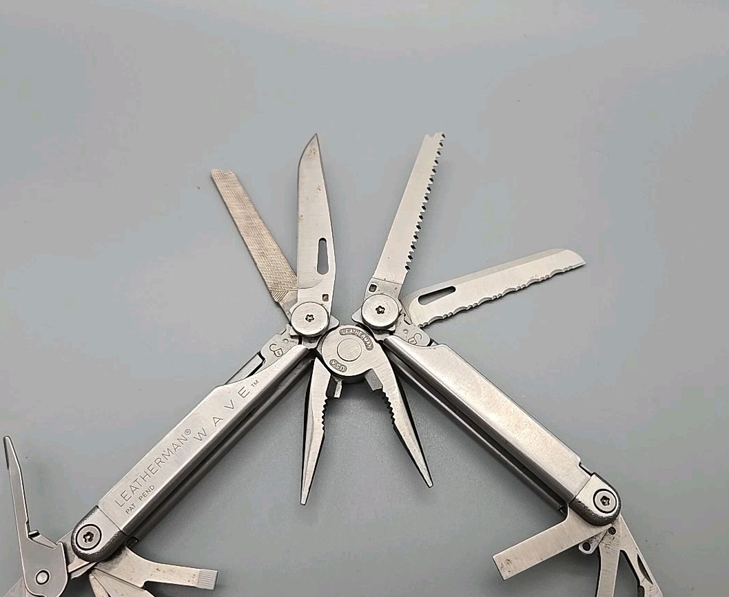 Leatherman Wave Multi Tool dated 0401 – Pliers, File, Saw, Knife Screwdrivers