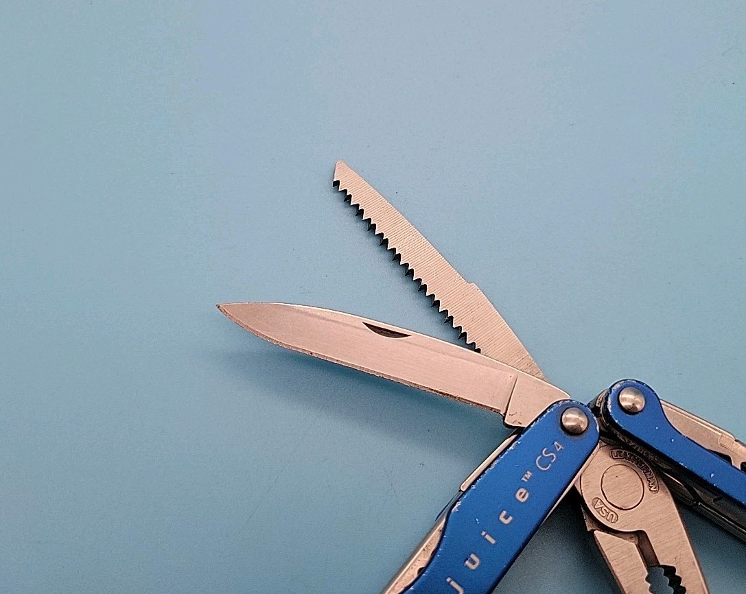 Leatherman JUICE CS4 Multi-Tool – Dated 1001 – Blue – Discontinued – Pliers