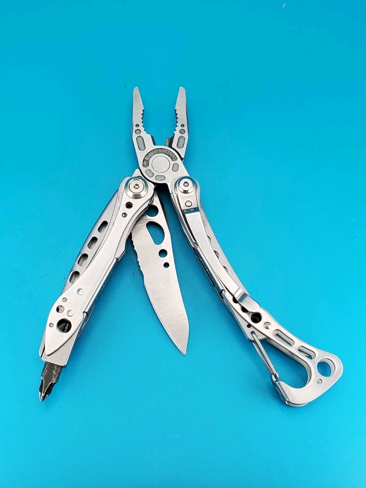 LEATHERMAN Skeletool Multi Tool – Combo Edge Blade Knife Pliers Carabiner!!!