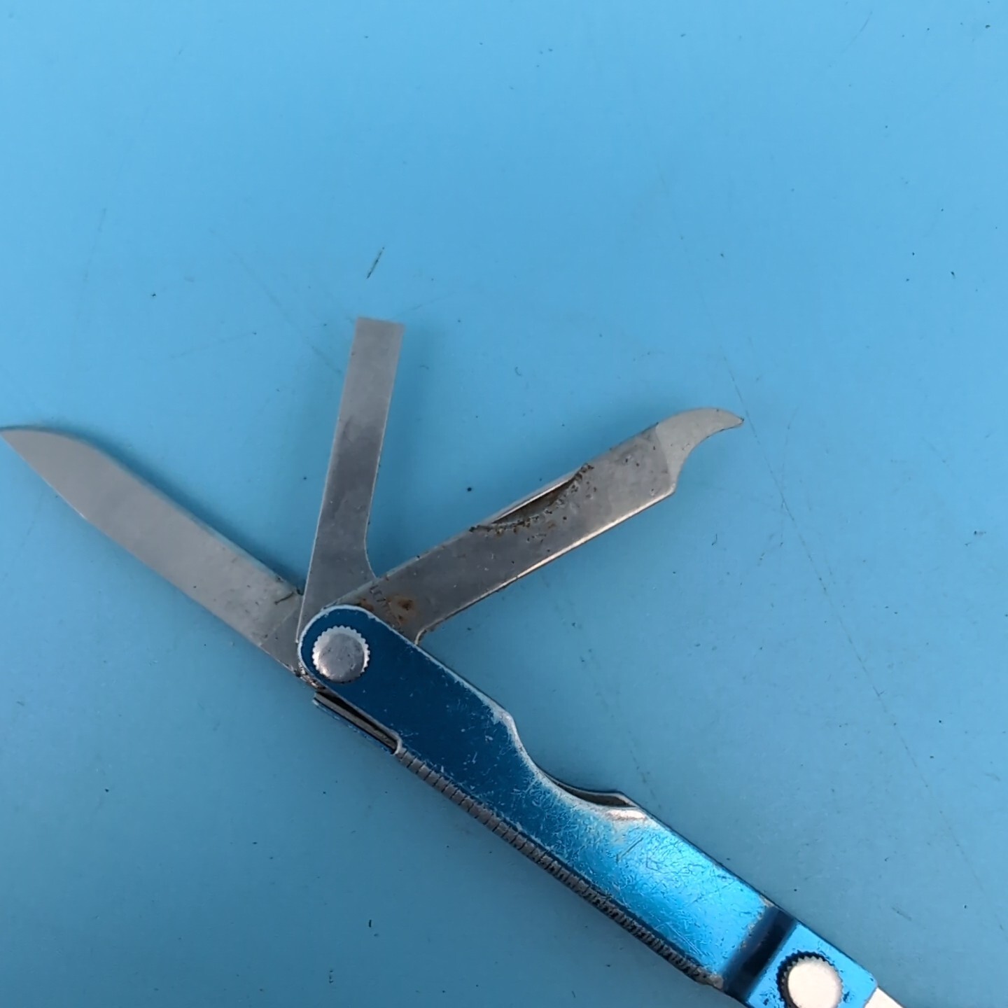 Leatherman MICRA Multi-Tool BLUE Scissors Knives Tweezers MORE Q68