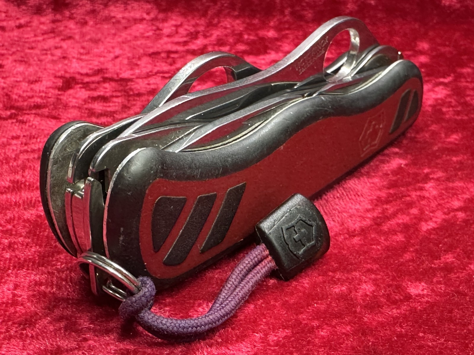 Victorinox Dual Pro Red/Black Large Swiss Army Knife 111mm 3 Layer 8 Tool (646)