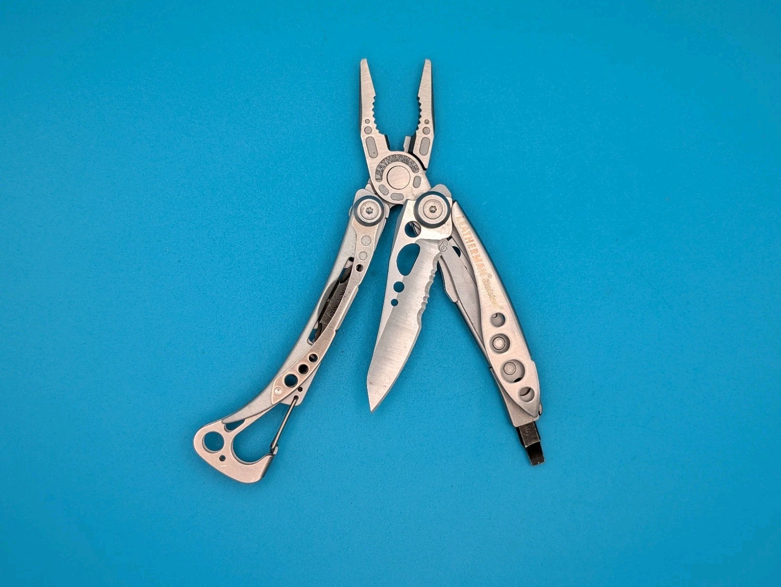 LEATHERMAN Skeletool Multi Tool – Combo Edge Blade Knife Pliers Carabiner!!!