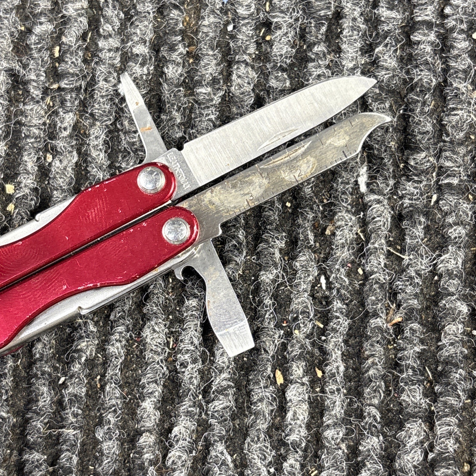 Leatherman Squirt S4 Stainless Steel Multitool Keychain – Red (187)