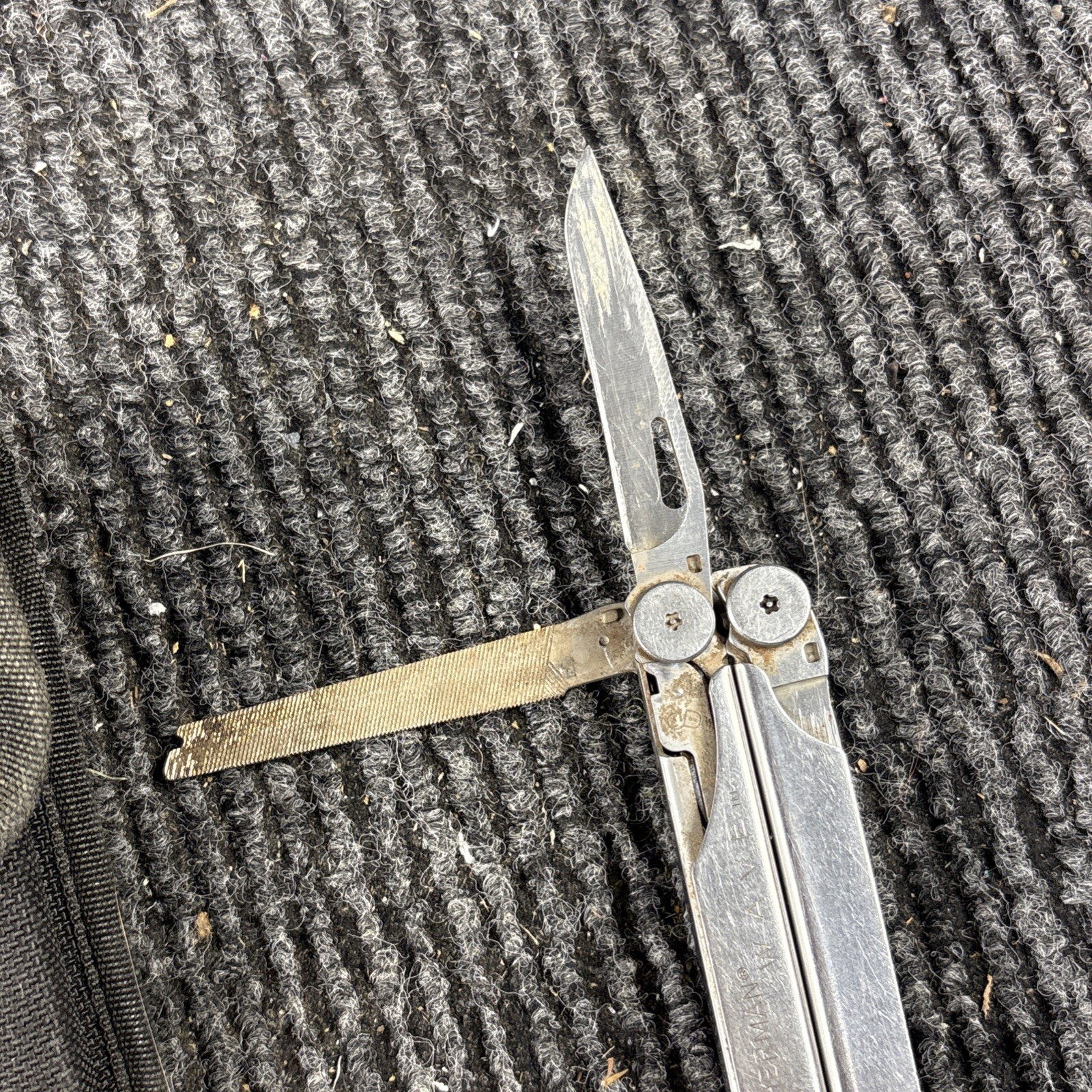 Leatherman Wave Original 17-in-1 All-Purpose Multi-Tool with wave Sheath (107)