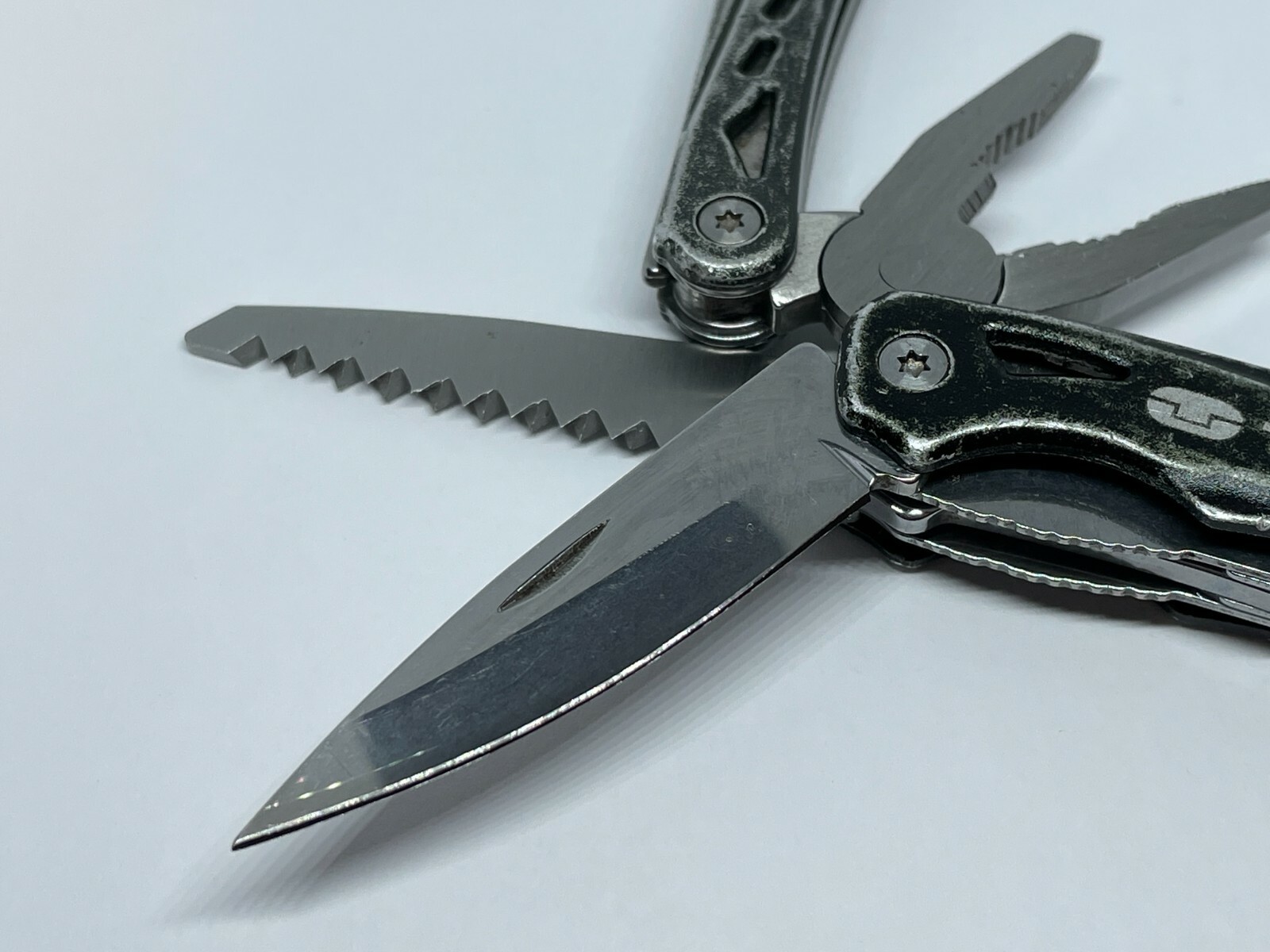 True Utility Seven Multi-Tool 7 in 1 Compact Pocket Knife Quick Release Clip