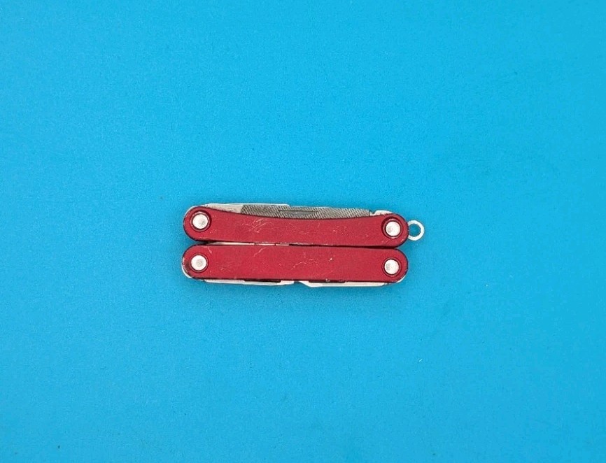 Leatherman SQUIRT PS4 Multi-Tool! RED! *BROKEN SCISSORS SPRING*