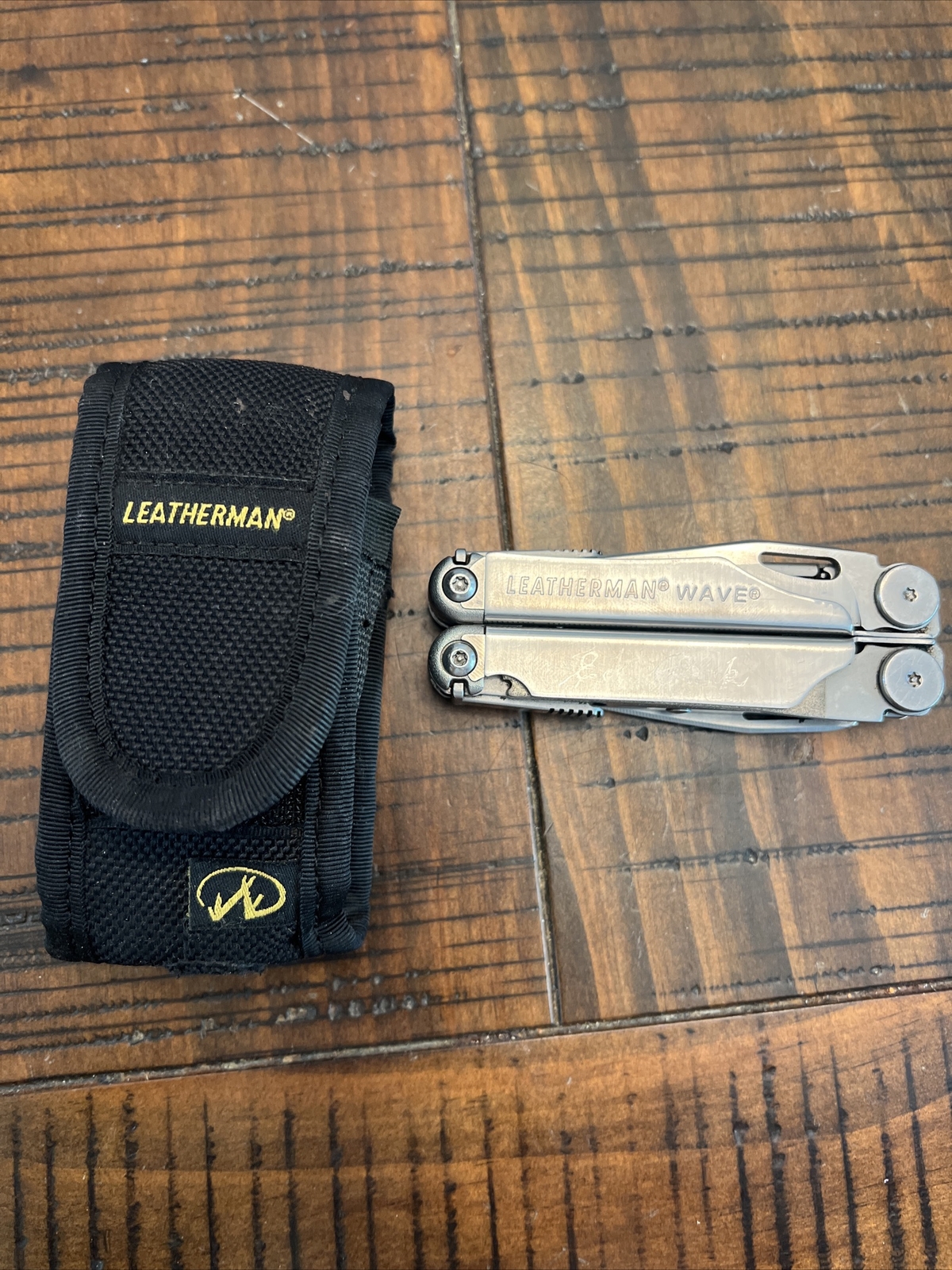 Leatherman Wave multi-tool With Belt Pouch Carrying Case. Free Shipping