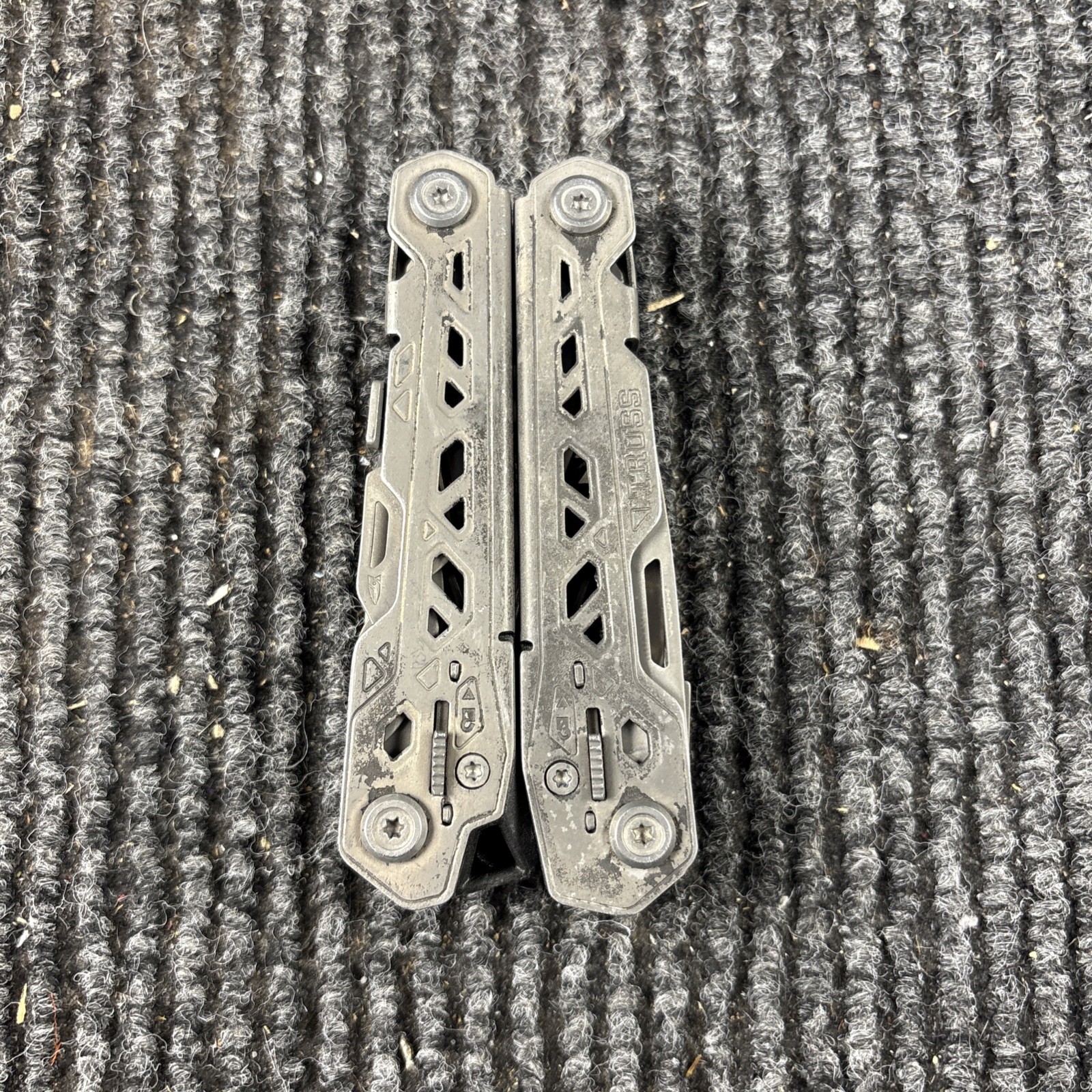 One Gerber Truss 17-in-1 Pliers Multi Tool TSA – Gray (015)