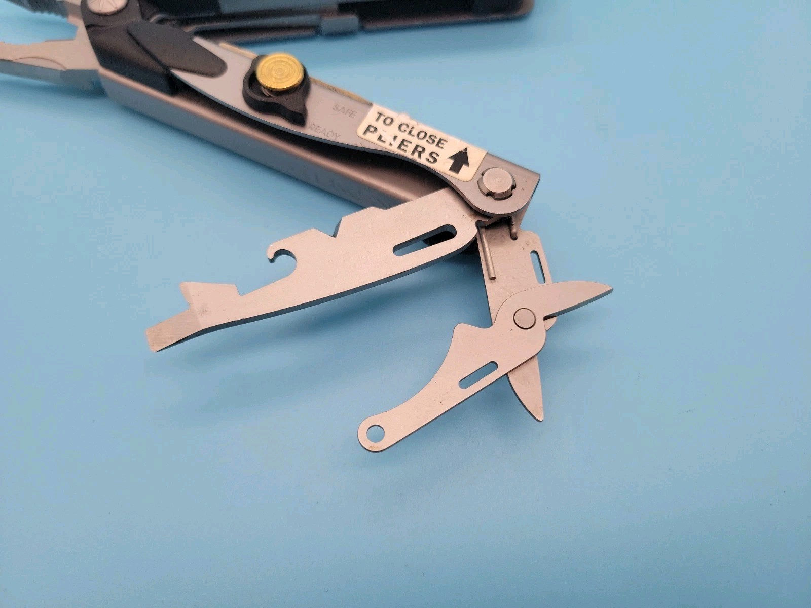 Gerber Recoil Multi-Tool – Needle Nose Auto-Plier – Pliers, Knife, Scissors