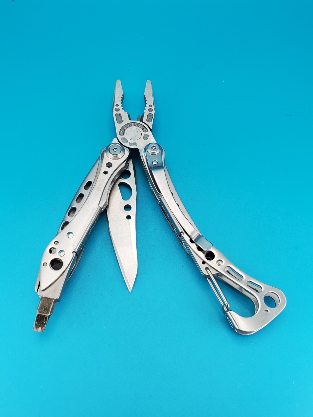 LEATHERMAN Skeletool Multi Tool – Combo Edge Blade Knife Pliers Carabiner!!!