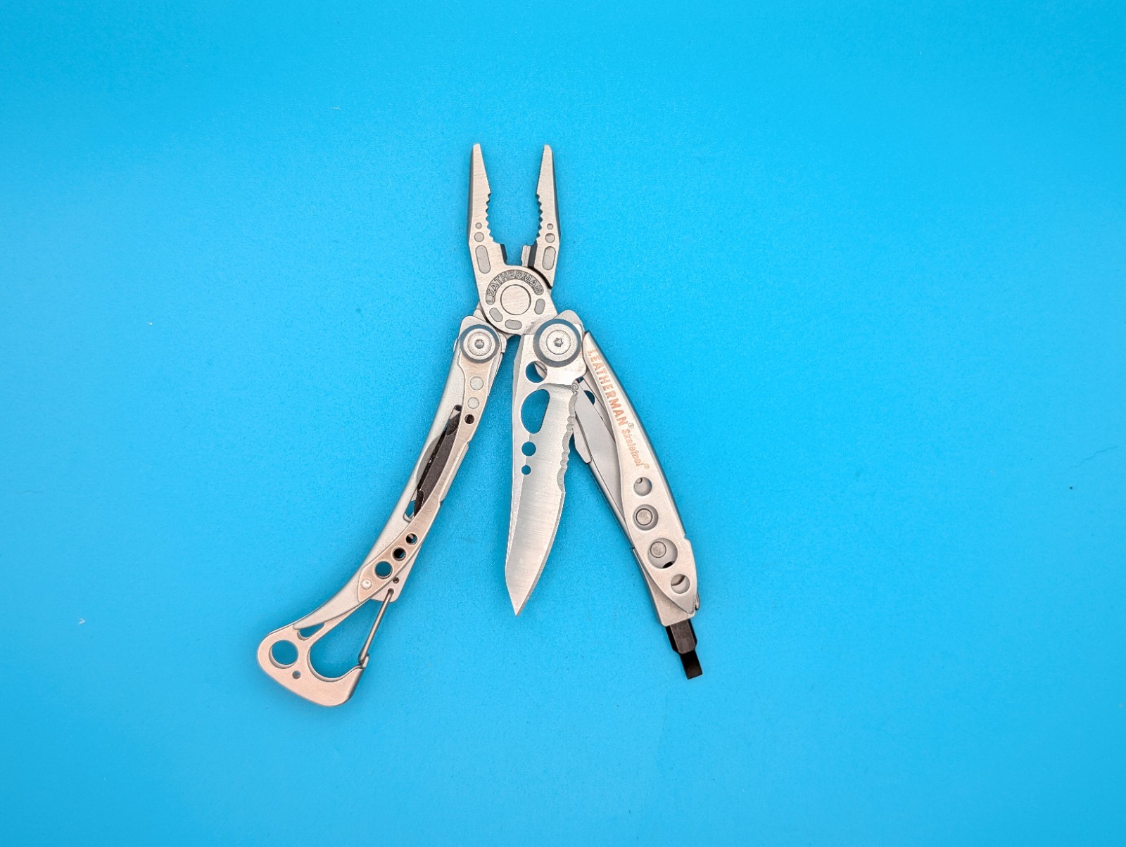 LEATHERMAN Skeletool Multi Tool – Combo Edge Blade Knife Pliers Carabiner!!!