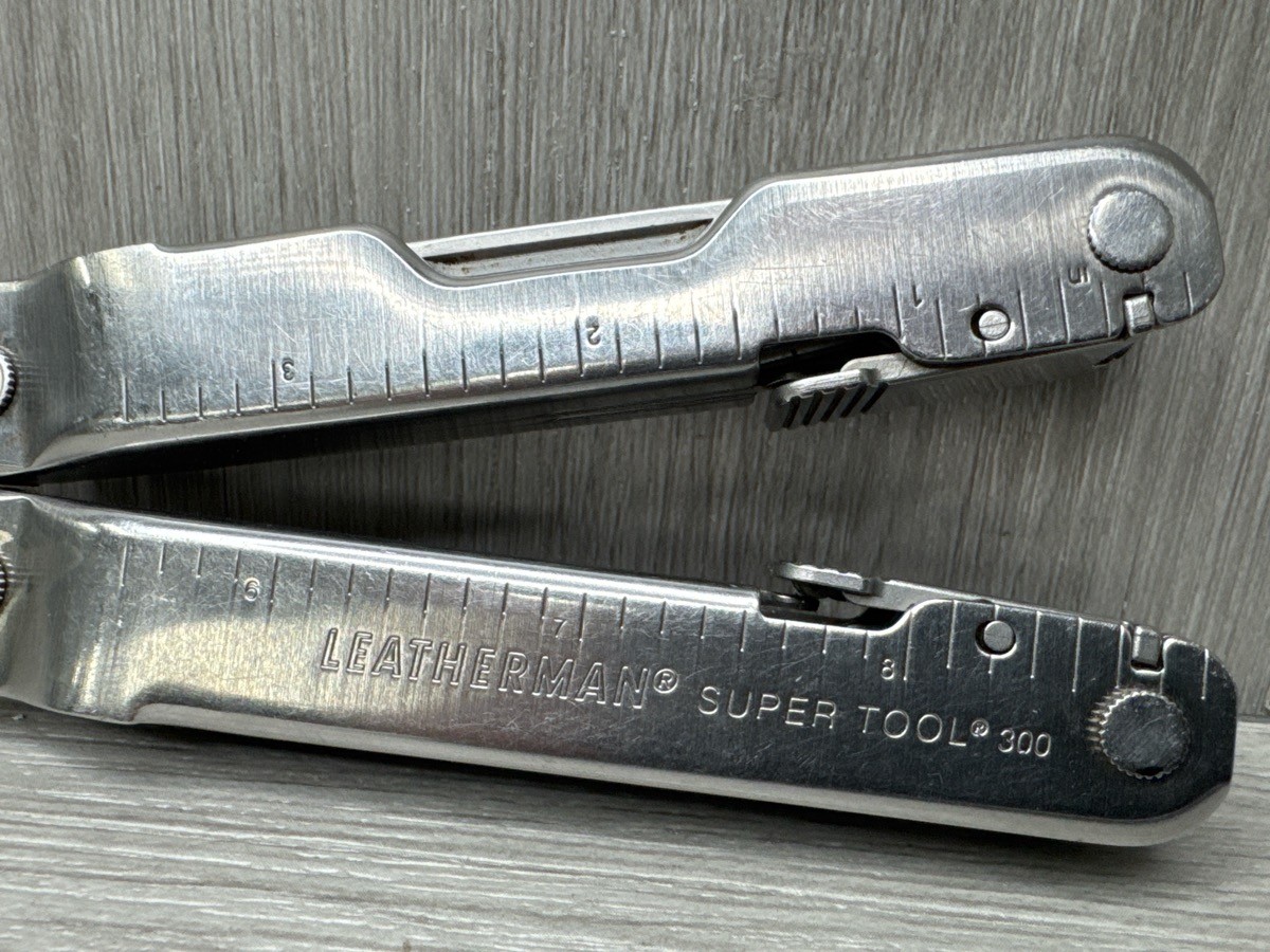 Leatherman Super Tool 300 Multi-Tool (A1D031639)