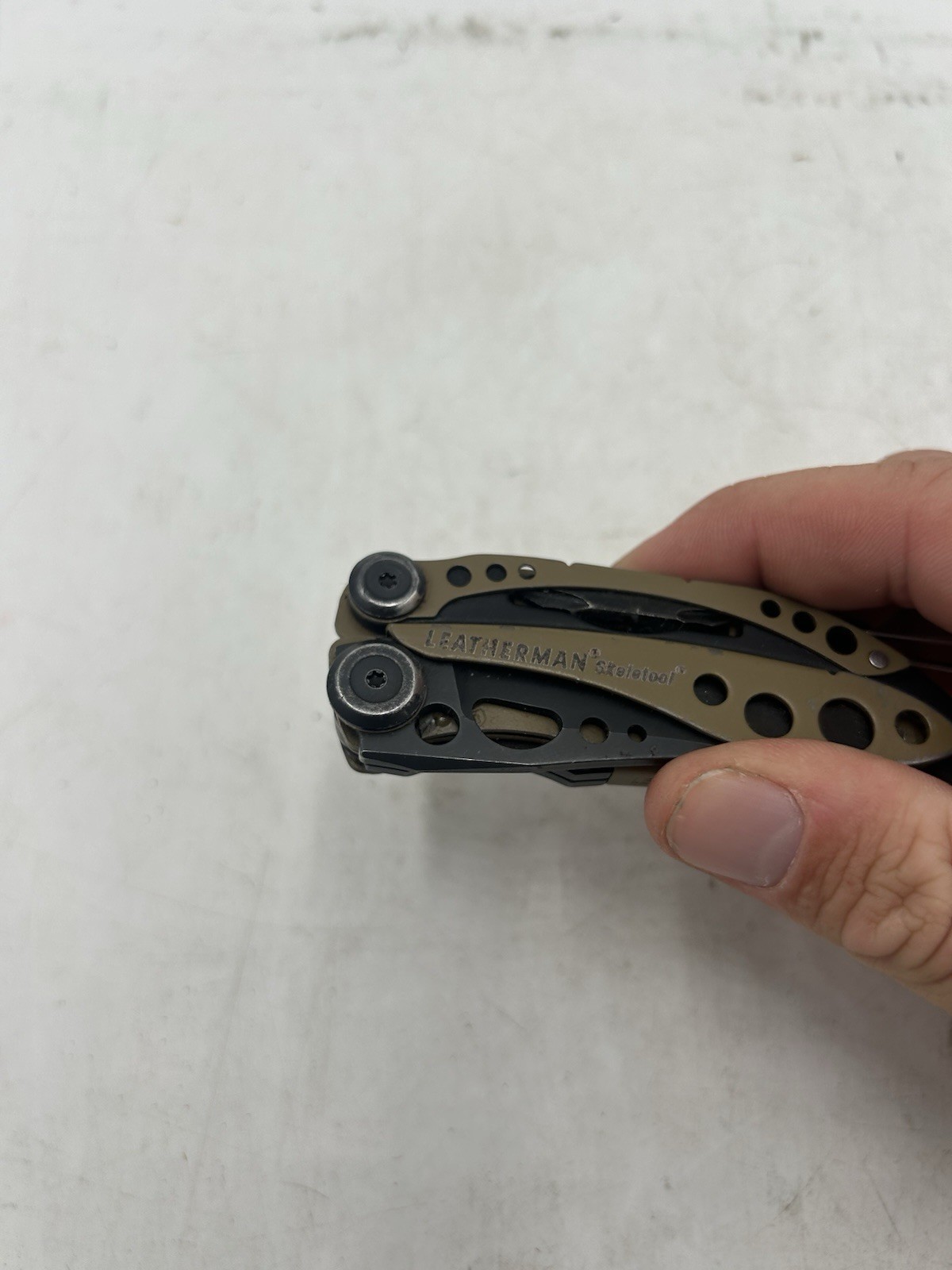 LEATHERMAN Skeletool Multi Tool – Combo Edge Blade Knife Pliers Carabiner (READ)