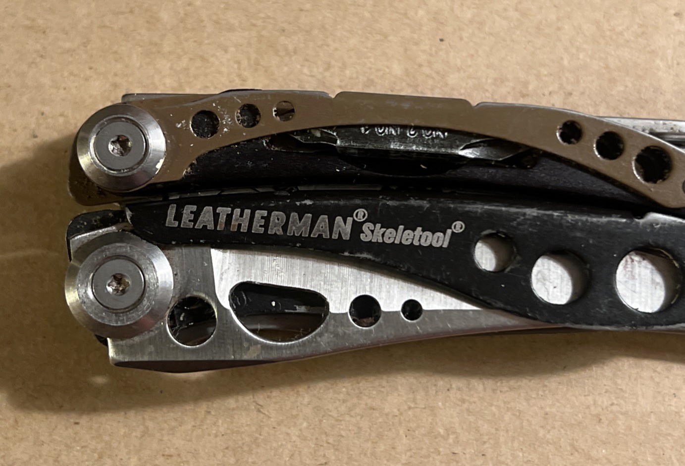 Leatherman Skeletool Multi-Tool – Pliers, Combo Blade, Driver Bits – Coyote Tan