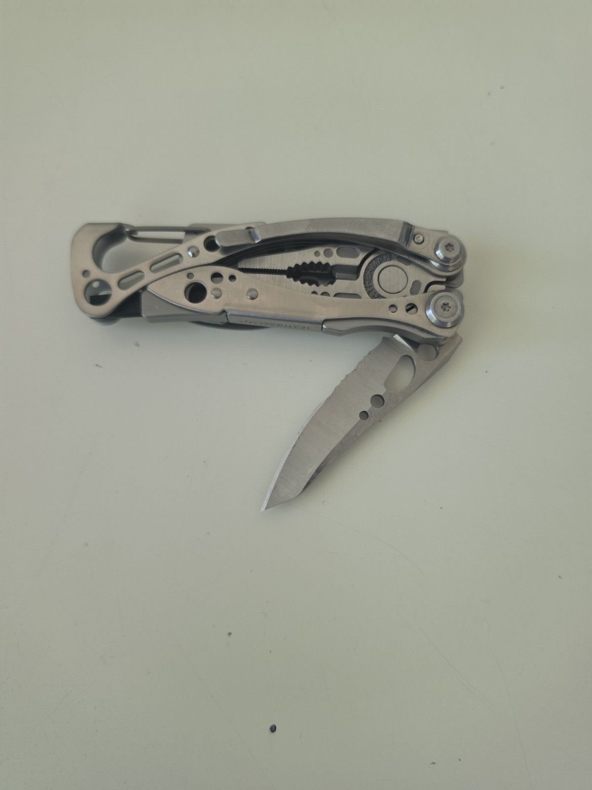 LEATHERMAN Skeletool Multi Tool – Combo Edge Blade Knife Pliers Carabiner