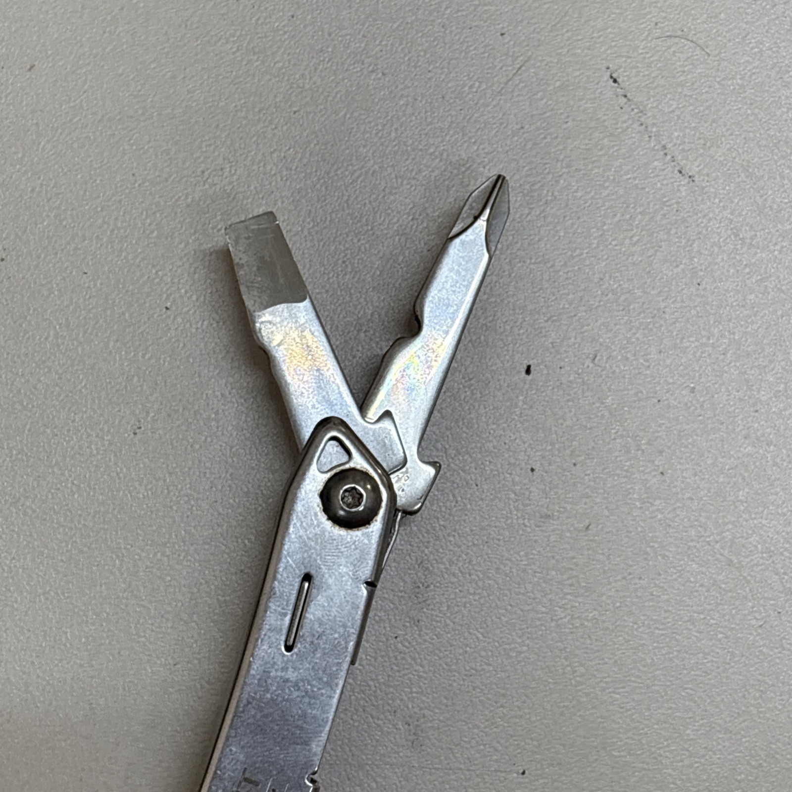 Leatherman Wingman Multitool with 14 tools Needle Nose pliers, wire cutter (036)