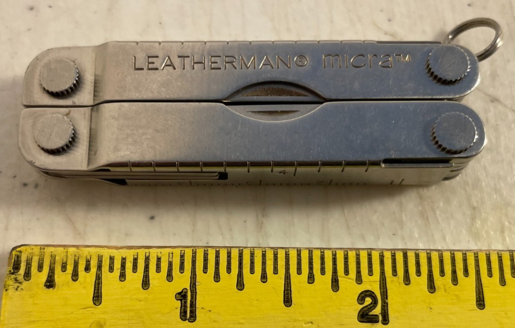 Survival kit junkyard: Storm, Leatherman, LED