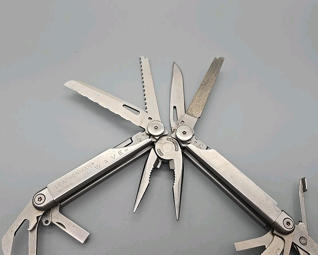 Leatherman Wave Multi Tool dated 0401 – Pliers, File, Saw, Knife Screwdrivers