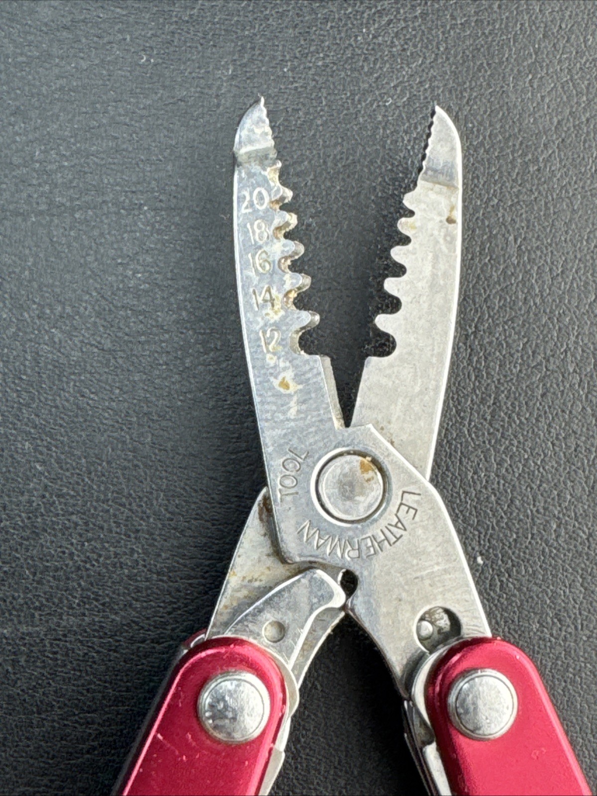 Leatherman Squirt E4 Multi-Tool w/Wire Strippers Radioshack 12517.1
