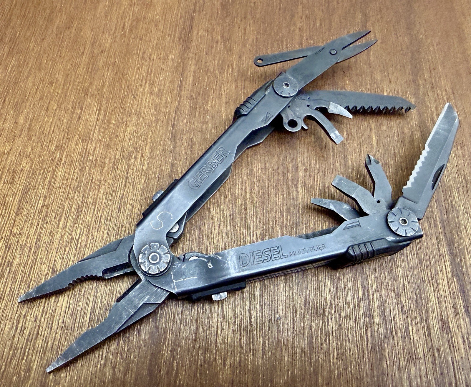 Gerber Diesel Multitool w/sheath, blemishes on handles.