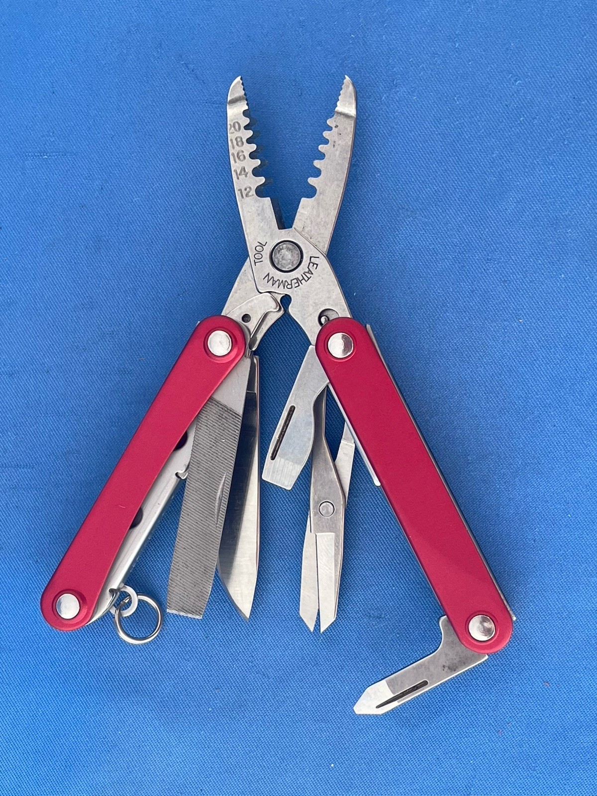 Leatherman Squirt ES4 Multi Tool Knife Wire Stripper New In The Box Red