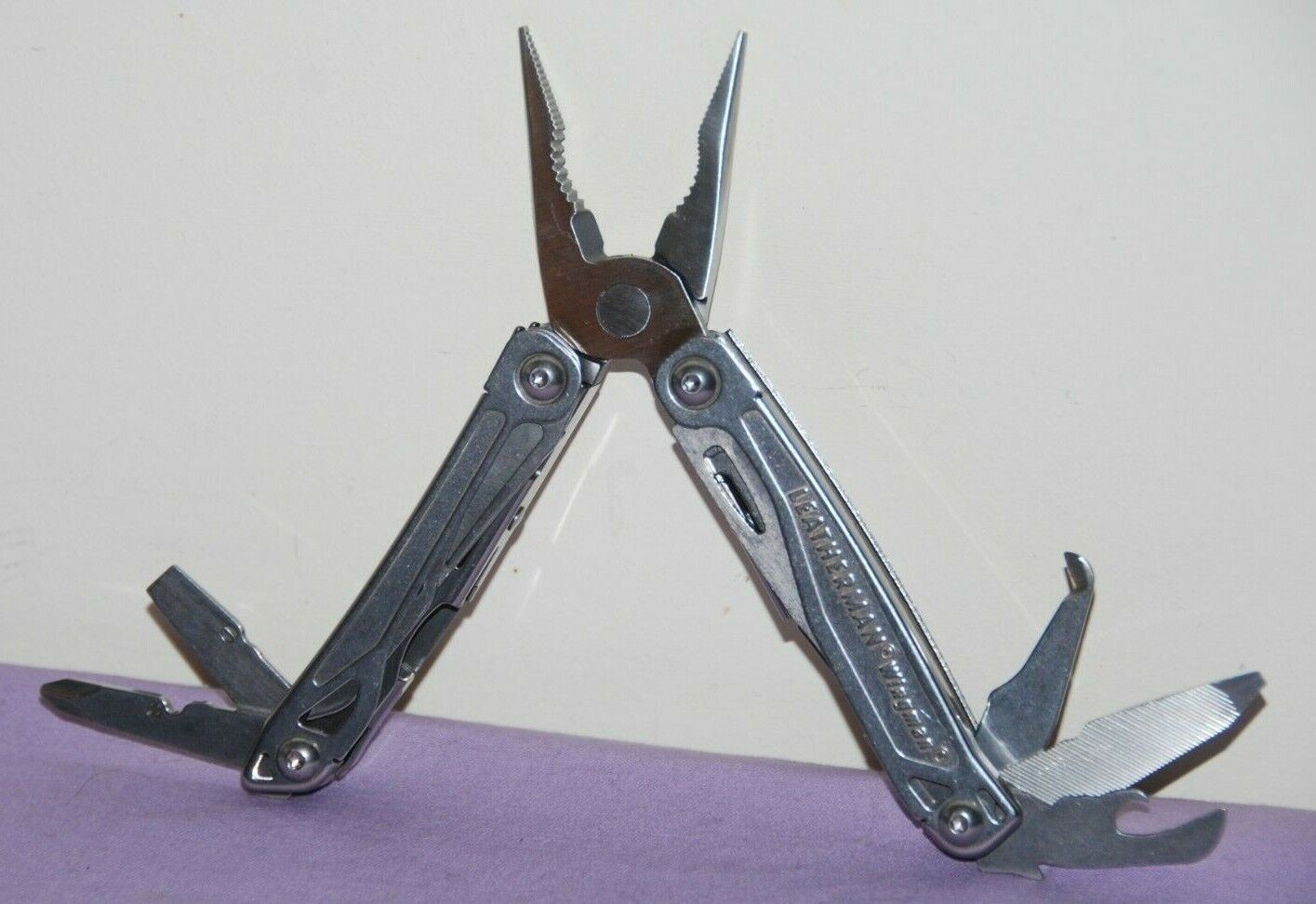 Leatherman Wingman Multi-Tool With Pocket Clip 420HC Stainless Steel–Great Cond