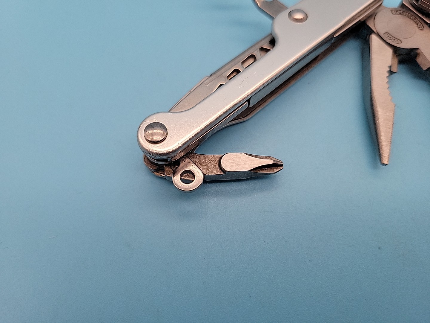 Leatherman JUICE SC2 Multi-Tool – Dated 1202- Gray – Pliers, Corkscrew