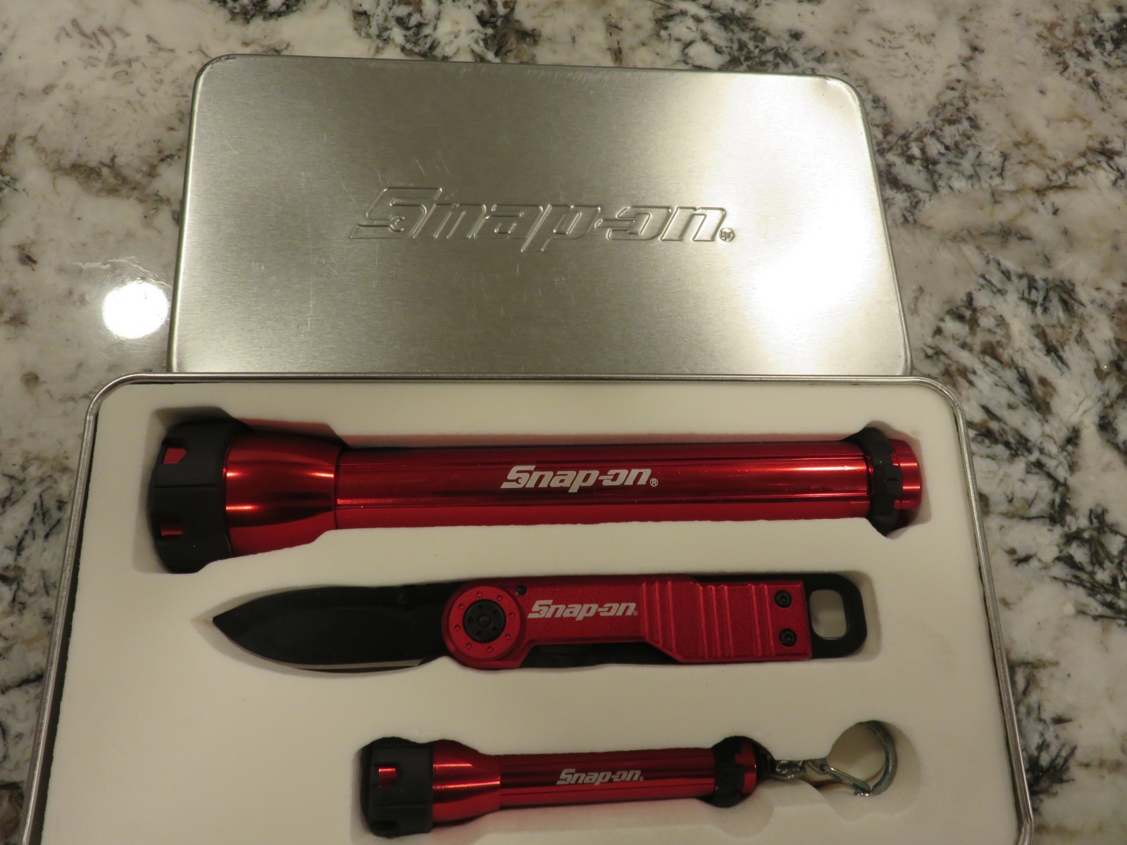 Snap On Tools 3 pc. Red Metal Flashlight/Knife Set #5230 – NEW w/Tin