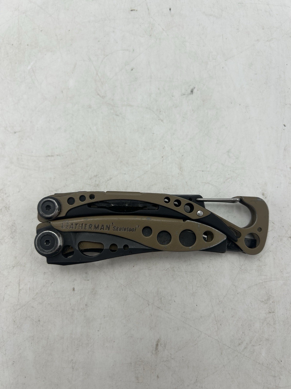 LEATHERMAN Skeletool Multi Tool – Combo Edge Blade Knife Pliers Carabiner (READ)