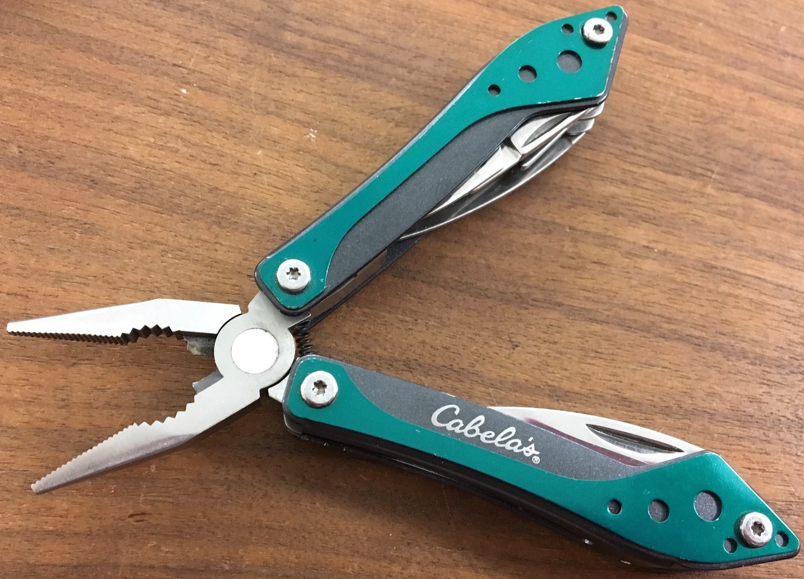 Cabela’s multi tool in hunter green with sheath for camp, hunt, survival, crafts