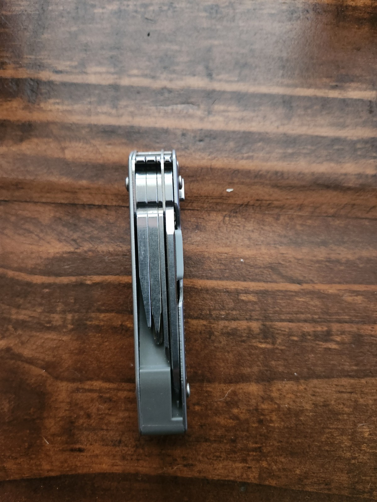 Leatherman FREE T2 Pocket Knife Multi-tool. Excellent condition.