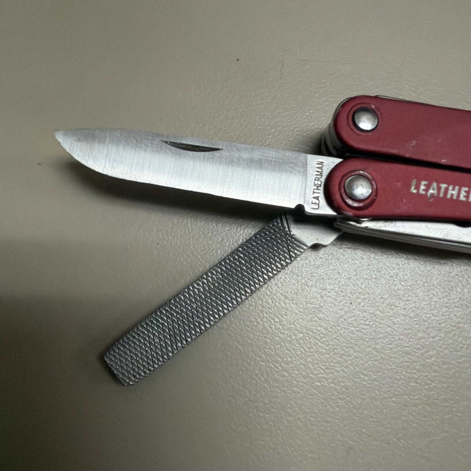 Leatherman Squirt PS4 RED – 8-in-1 Keychain Multi-Tool Discontinued (CODE15)