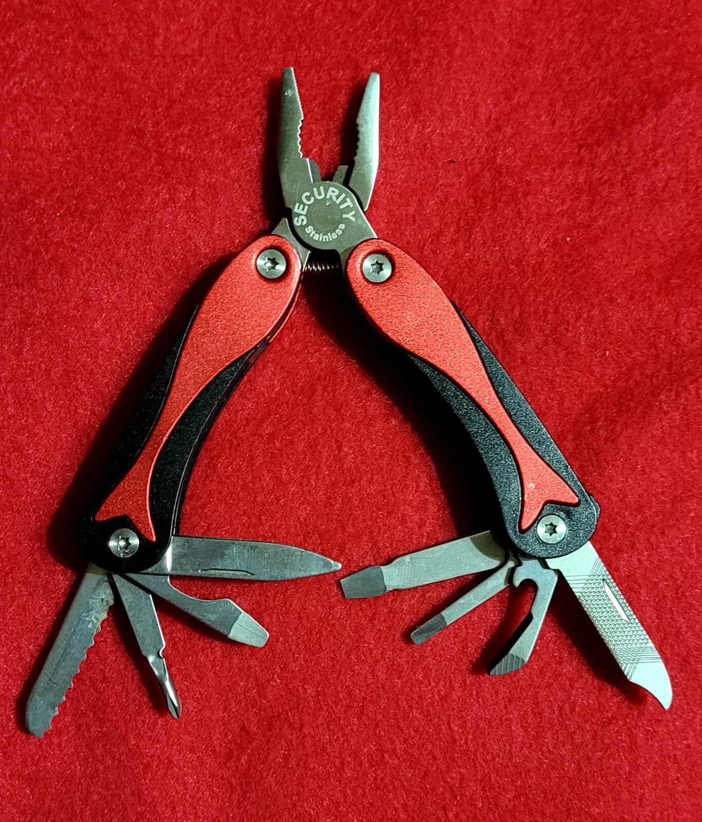 folding multi tool pliers