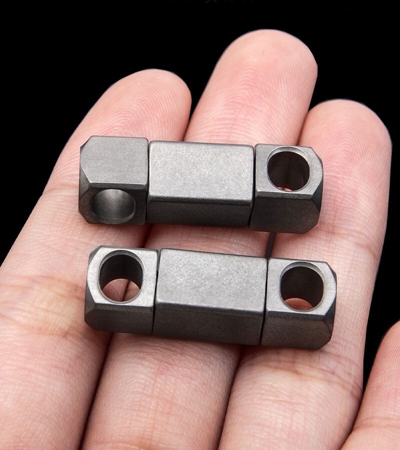 EDC 360° Rotate Titanium Alloy Keychain Portable Double Keyrings Pendant Tool