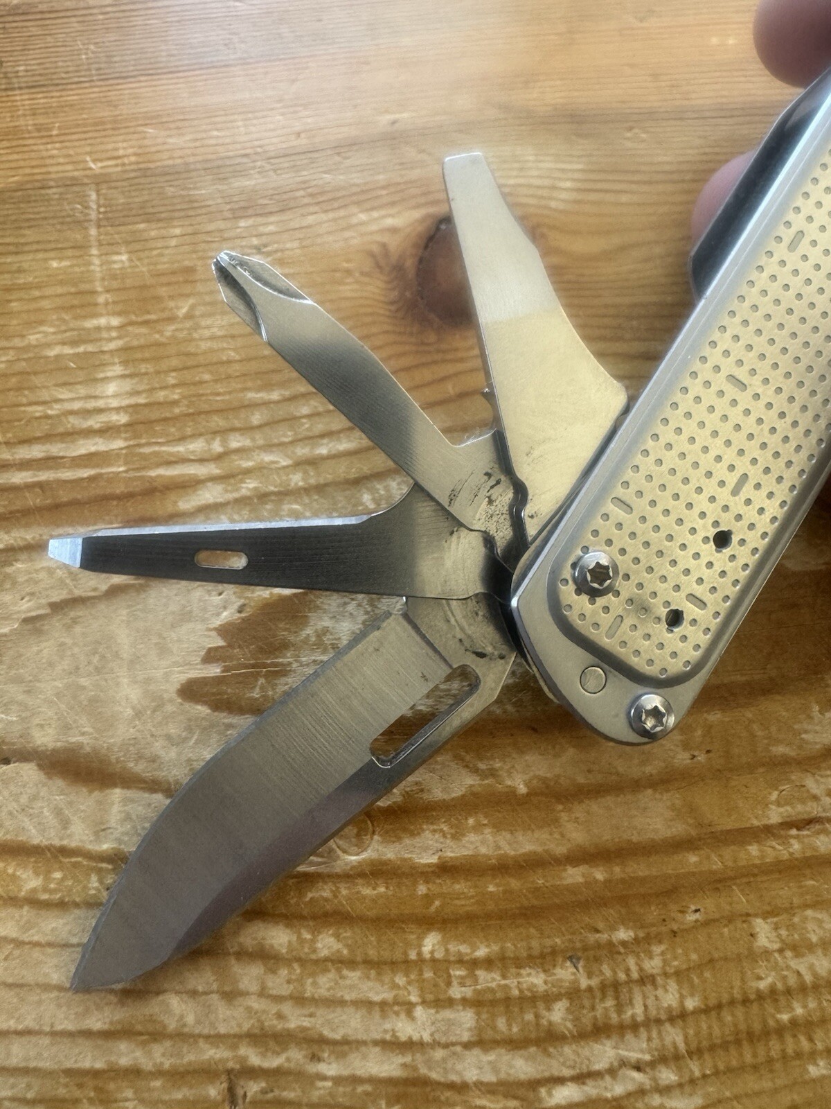Leatherman FREE T2 Pocket Knife 4 Multi-tool!