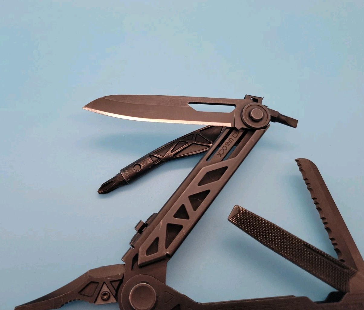 Gerber Center Drive Multi-Tool – Pliers, Knife, Screwdrivers – Black – USA