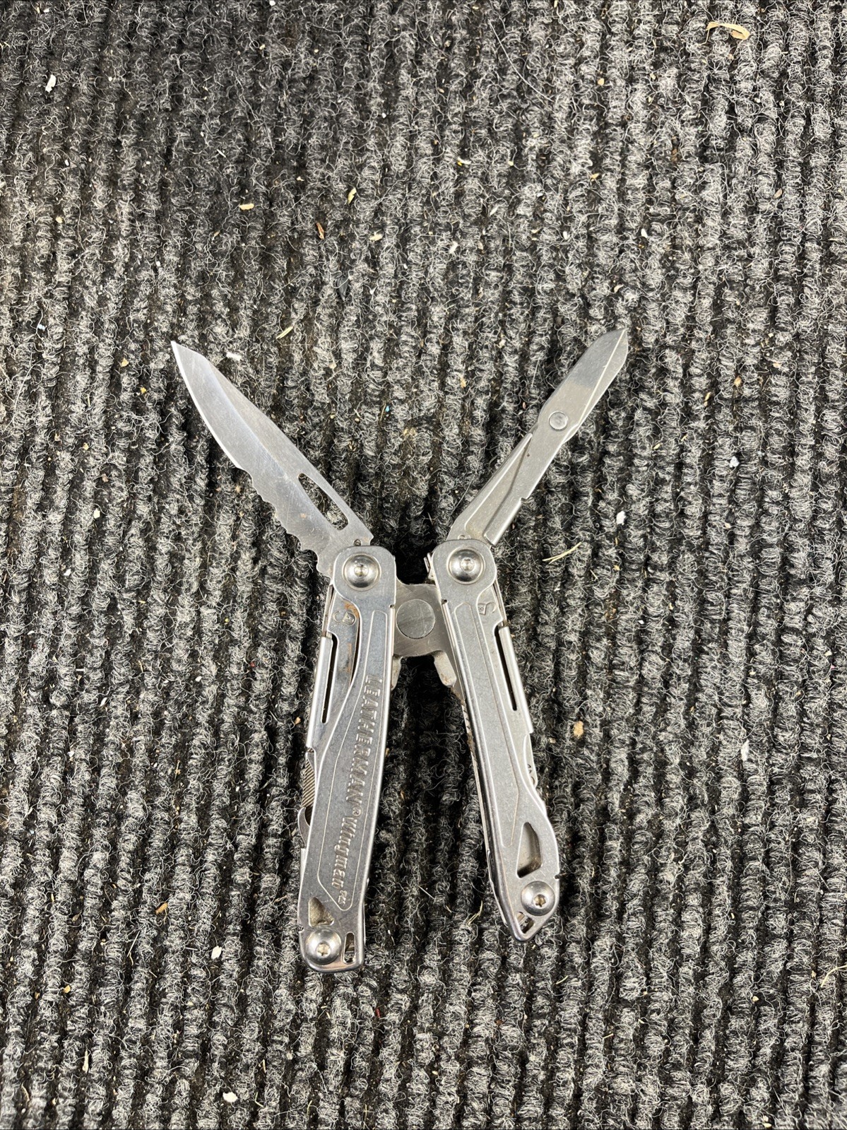 Leatherman Wingman Multitool with 14 tools Needle Nose pliers, wire cutter (035)