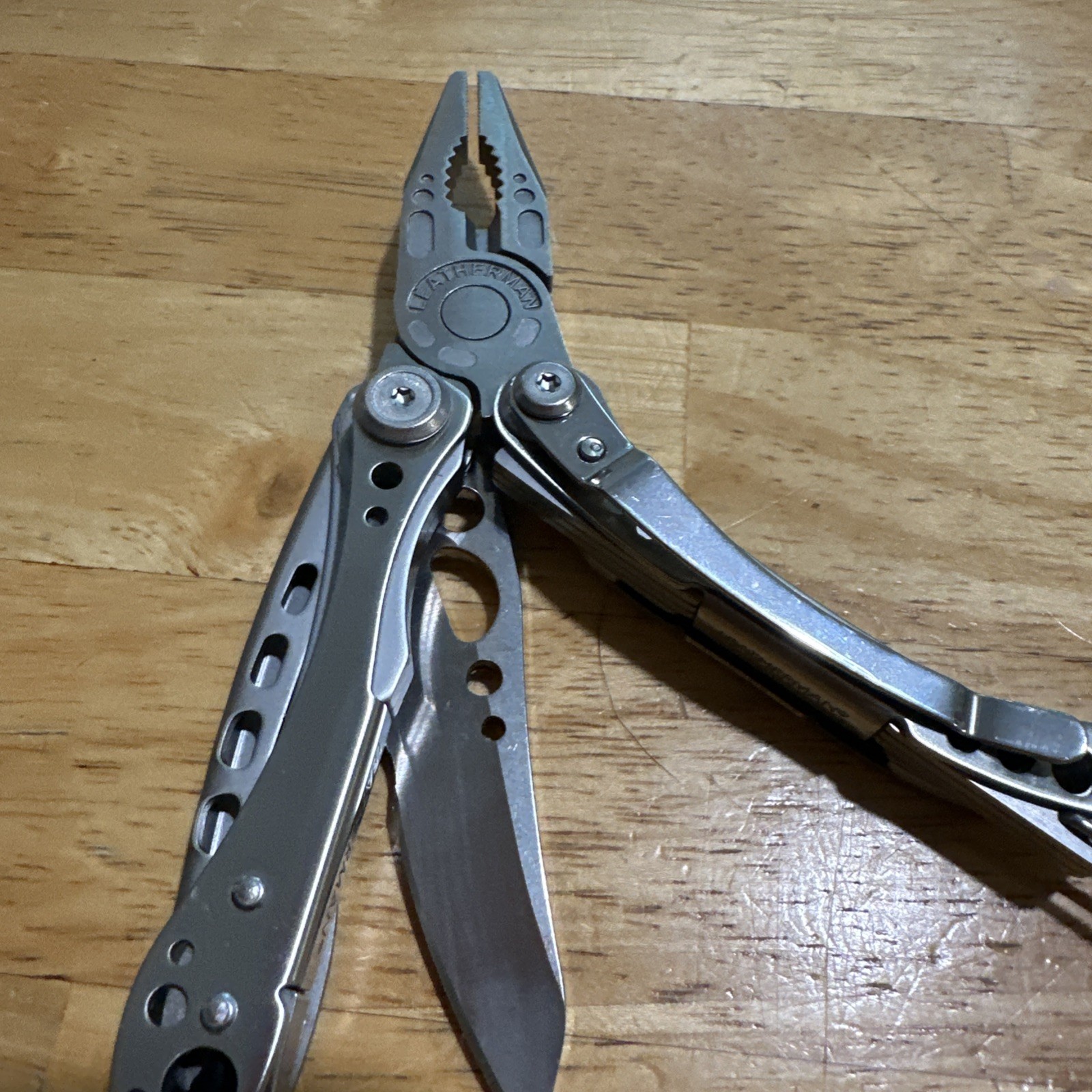 LEATHERMAN Skeletool Multi Tool – Combo Edge Blade Knife Pliers Carabiner Great