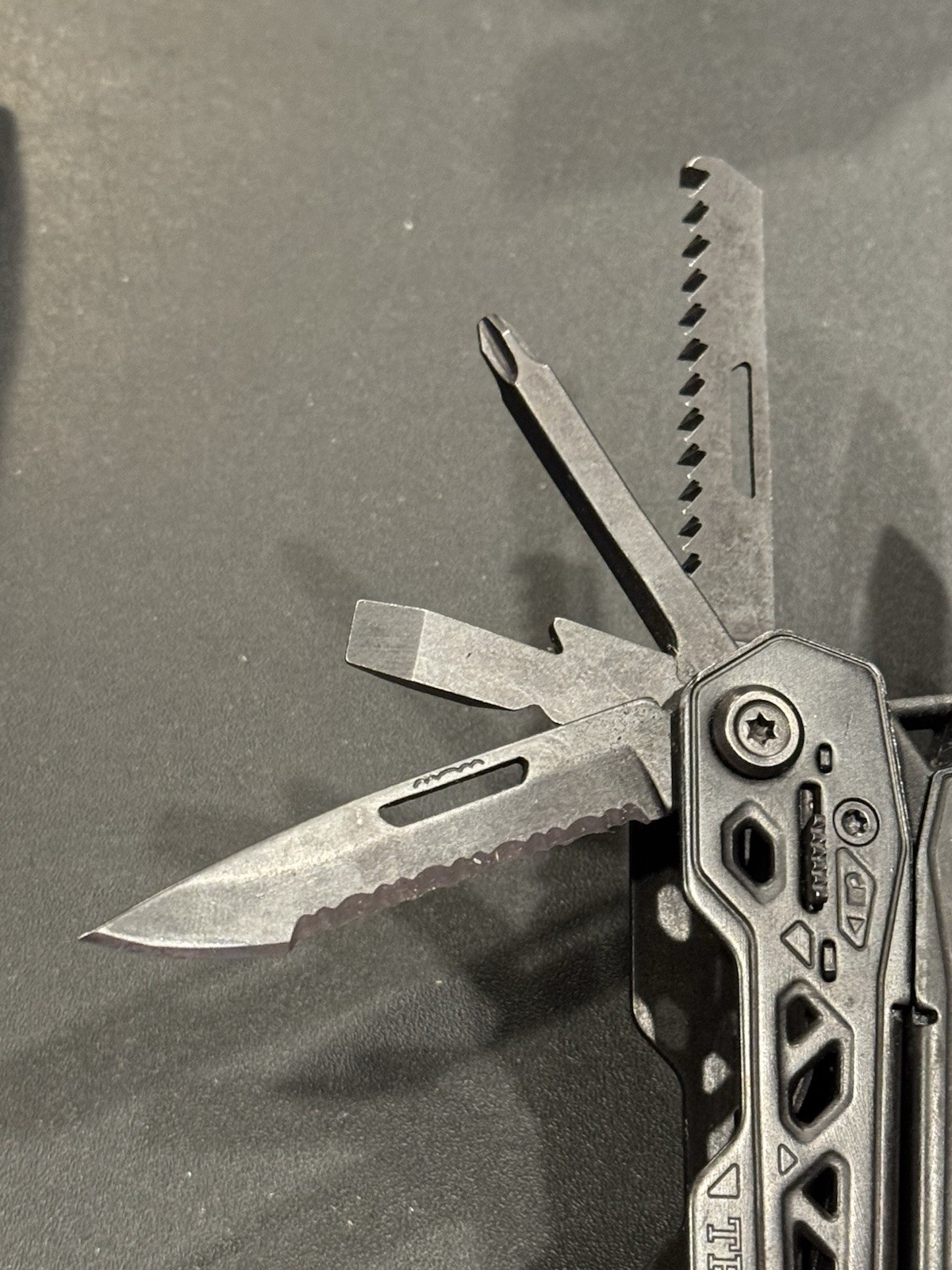 Gerber Truss 17-in-1 Tactical Multi Tool EDC Needle Nose Pliers W/ Sheath Black