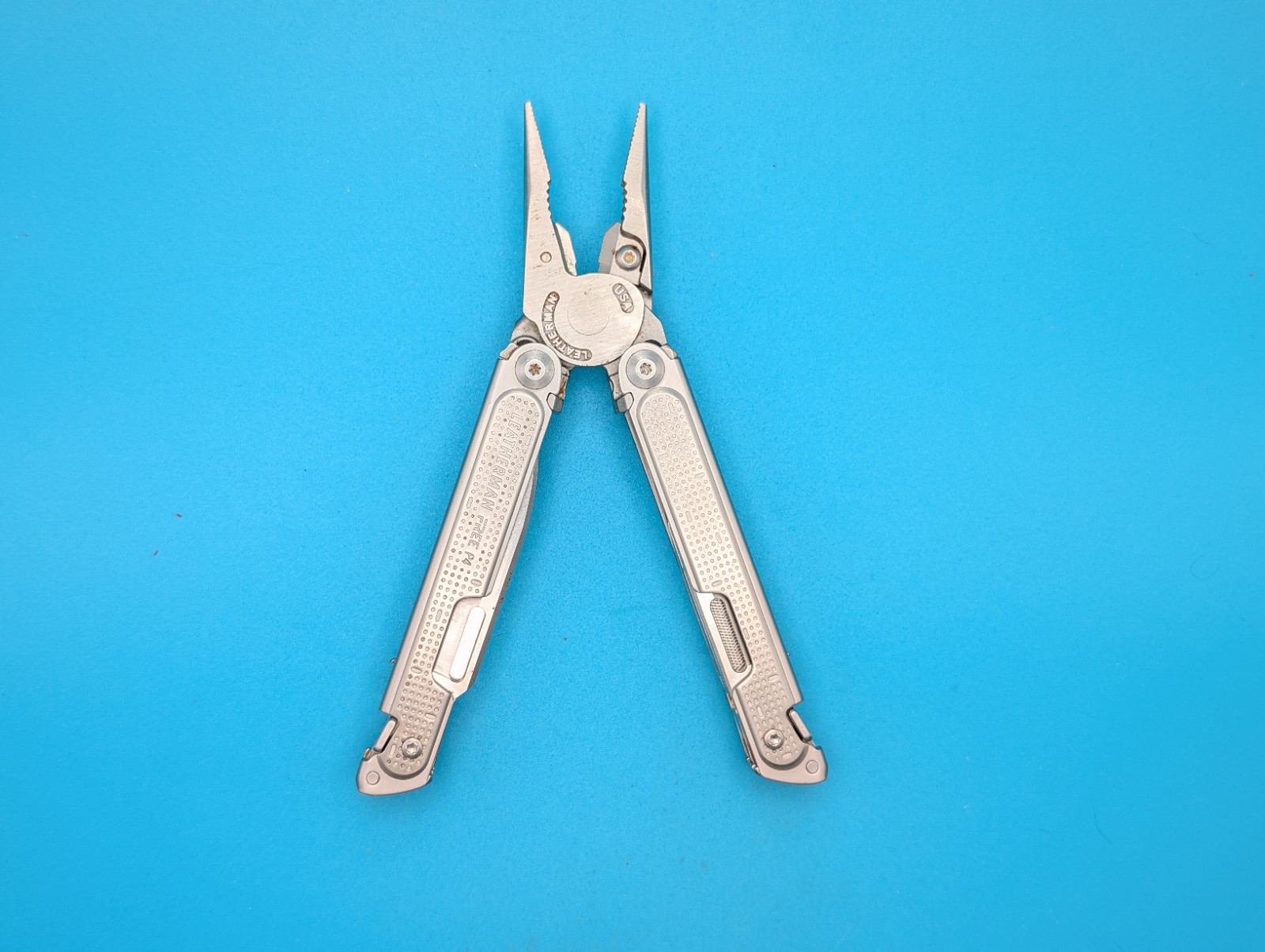 Leatherman Free P4 Multi-Tool! With Sheath! RETIRED!