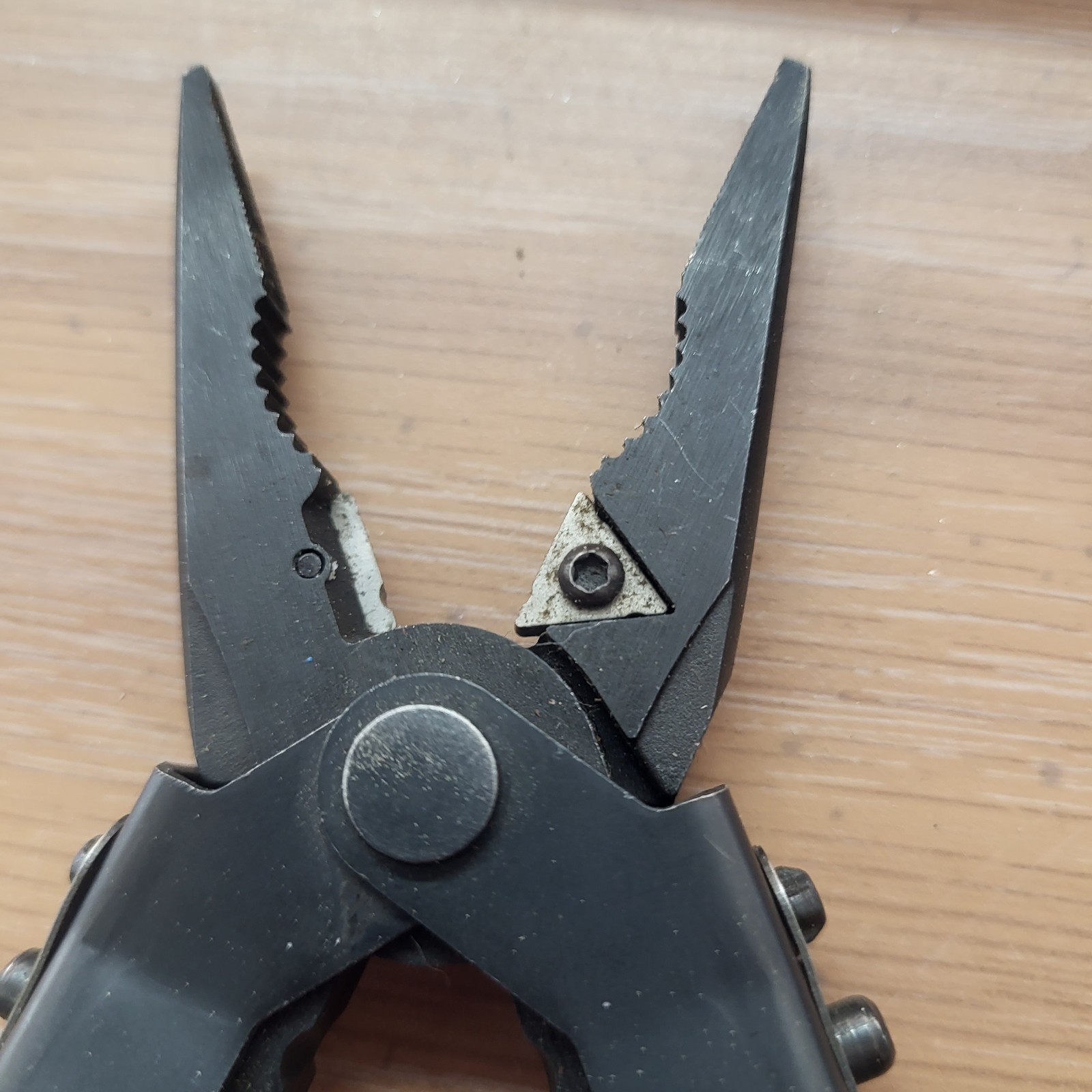 Gerber MP600 Multi‑Tool lack Oxide Finish