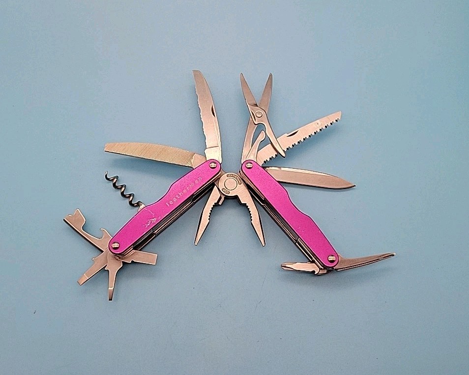 Leatherman JUICE XE6 Multi-Tool – Dated 0701 – Purple – Knife, Pliers – RETIRED