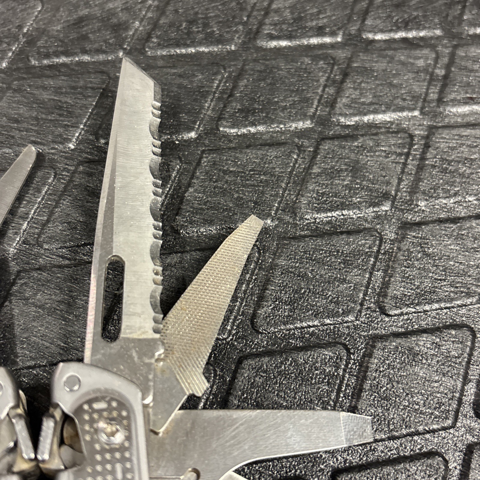 Leatherman Free P4 One Hand Opening Multi Tool Retired Rare Nice Condition