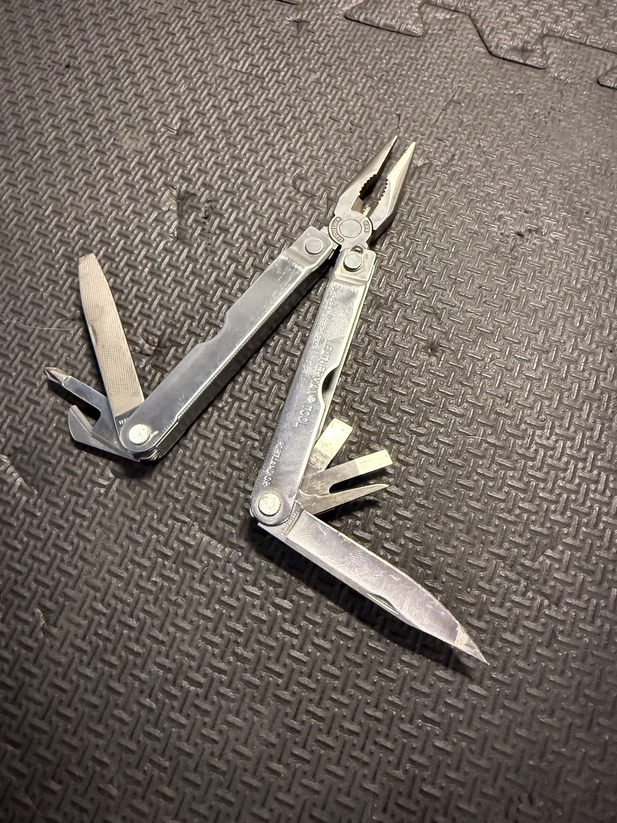 Leatherman Multi Tool with Leather Case Vintage Used Rare. DATE 03/95.