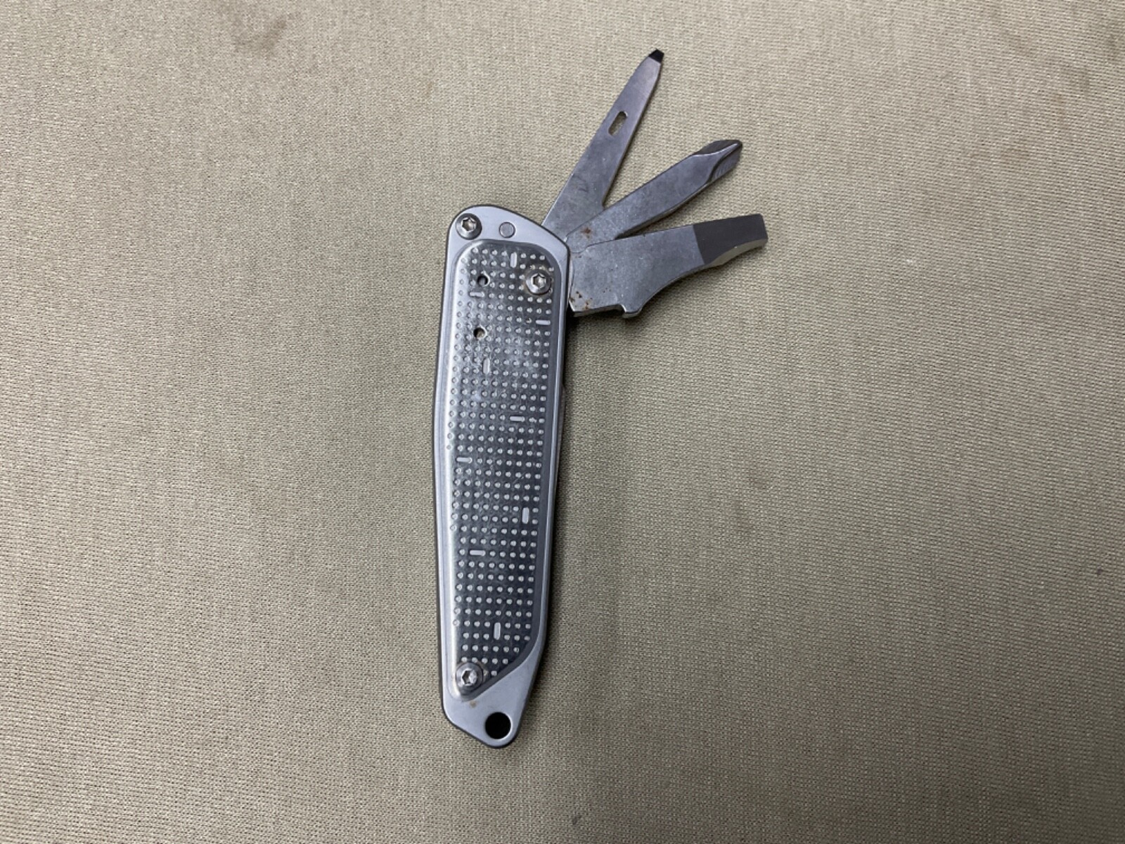 LEATHERMAN ‘FREE T2’ POCKETKNIFE MULTI-TOOL (MADE IN THE USA)