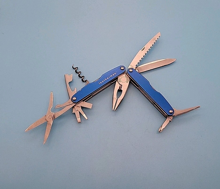 Leatherman JUICE CS4 Multi-Tool – Dated 1001 – Blue – Discontinued – Pliers