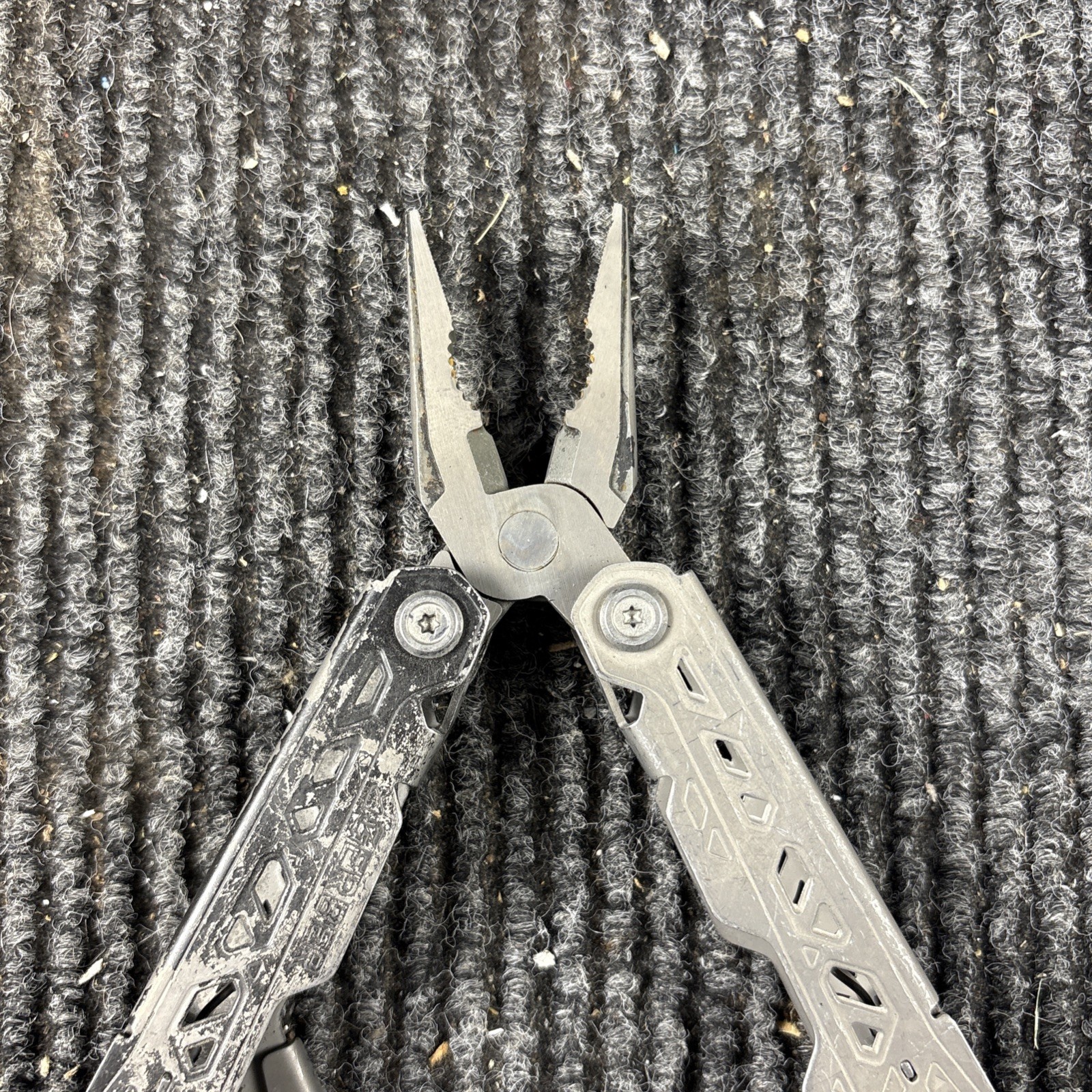 One Gerber Truss 17-in-1 Pliers Multi Tool TSA – Gray (016)