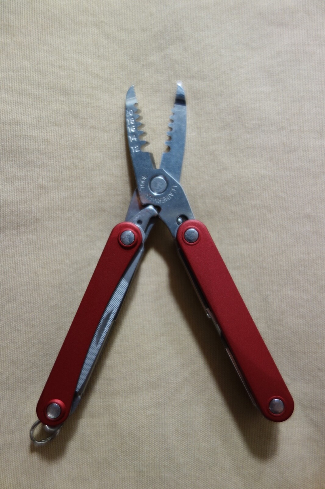 Leatherman Squirt ES4 Red 9-Tool Multi-Tool 831198 ( Discontinued & Retired )