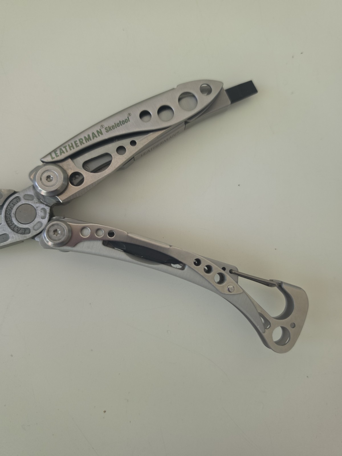 LEATHERMAN Skeletool Multi Tool – Combo Edge Blade Knife Pliers Carabiner