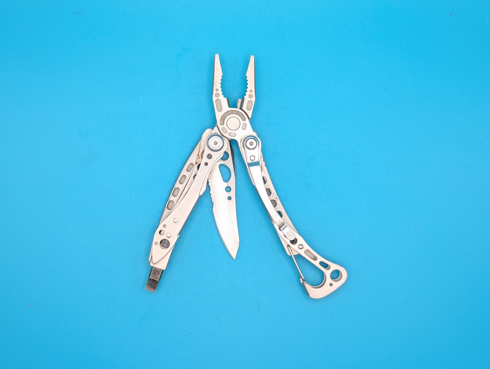LEATHERMAN Skeletool Multi Tool – Combo Edge Blade Knife Pliers Carabiner!!!